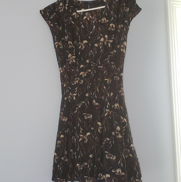 Dresses - Picture 2 of 4